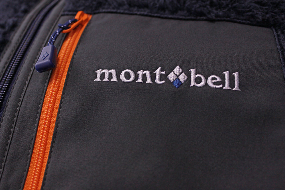 mont-bell(モンベル) クリマエアジャケット 胸ポケットの刺繍とジッパーポケット