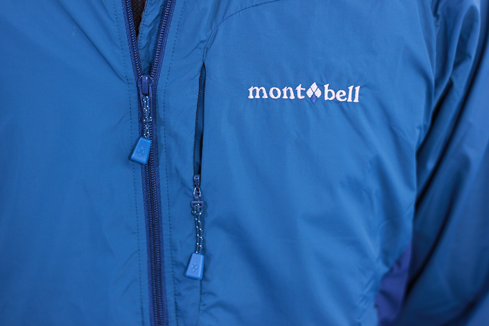 mont-bell(モンベル) ライトシェルジャケット フロントジッパーと胸ポケット、胸部ロゴ
