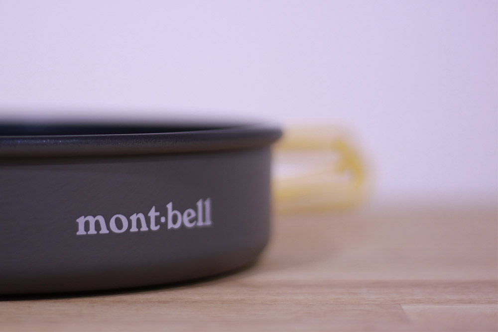 mont-bell(モンベル) アルパインフライパン18 1124698 ロゴが印字されただけのシンプルなデザイン