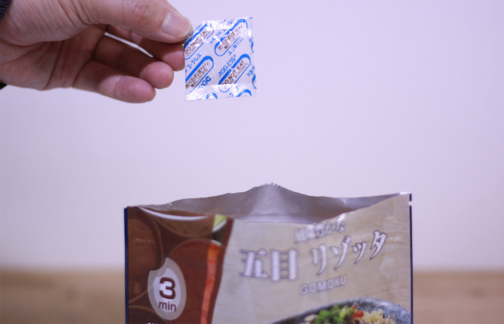 mont-bell(モンベル) リゾッタ 脱酸素剤を取りだす