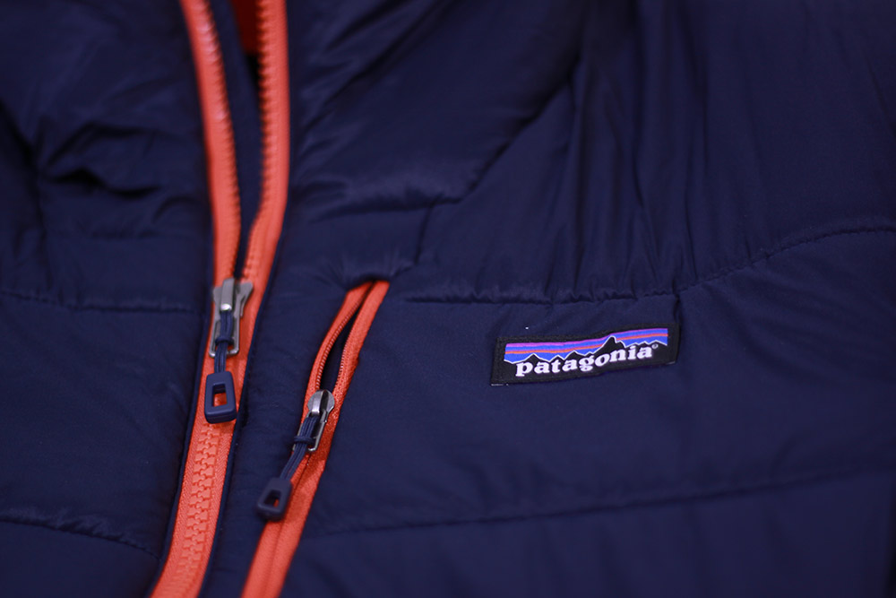 patagonia(パタゴニア) M's Hyper Puff Hoody 84390 胸部分とジッパータブ